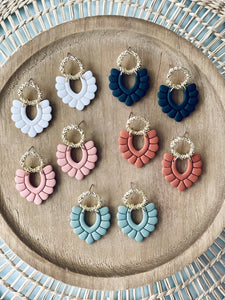 Bubbly “V” Earrings: Cream
