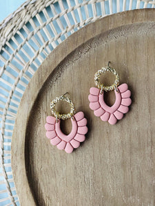 Bubbly “V” Earrings: Cream